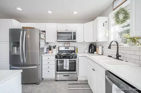 Kitchen - 810 School Bell Ct, Belding, MI 48809 photo 5 of 6
