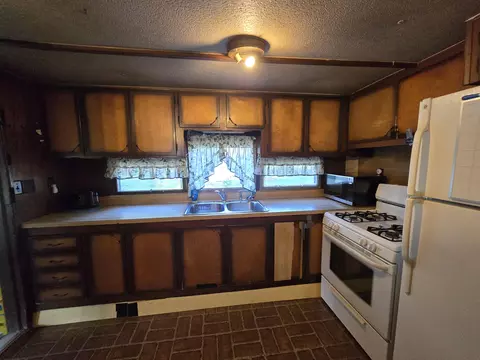 Kitchen - 7991 Ivan Dr, Parma, MI 49269 photo 4 of 4