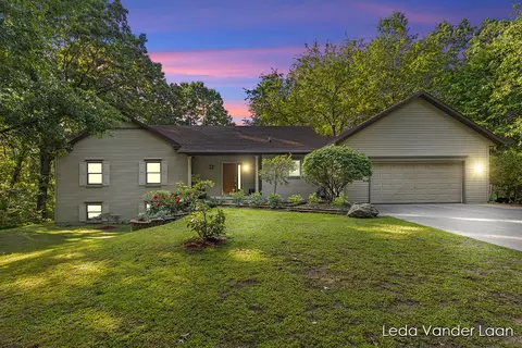 9520 Hidden Bluff Dr NE, Rockford, MI 49341