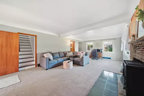 Living - 7621 Coon Hill Rd, Munith, MI 49259 photo 2 of 6