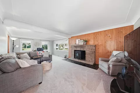 Living - 7621 Coon Hill Rd, Munith, MI 49259 photo 4 of 6