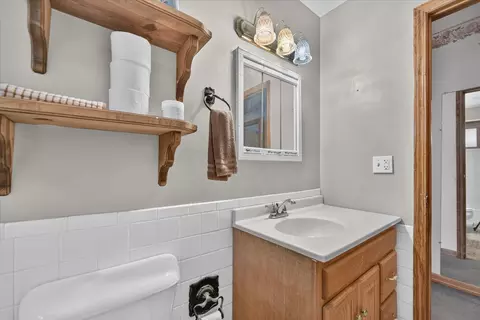 Bath - 3124 Earl Dr, Spring Arbor, MI 49283 photo 2 of 4