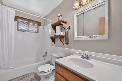 Bath - 3124 Earl Dr, Spring Arbor, MI 49283 photo 1 of 4