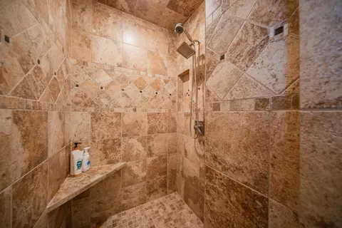 Bath - 5065 Pine Dr, Jackson, MI 49201 photo 2 of 5