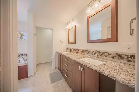 Bath - 5065 Pine Dr, Jackson, MI 49201 photo 3 of 5