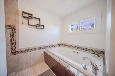 Bath - 5065 Pine Dr, Jackson, MI 49201 photo 4 of 5