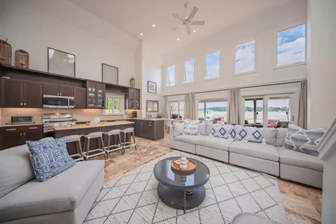 Living - 5065 Pine Dr, Jackson, MI 49201 photo 3 of 4