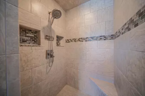 Bath - 5065 Pine Dr, Jackson, MI 49201 photo 5 of 5