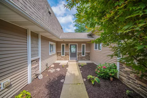 Exterior - 5065 Pine Dr, Jackson, MI 49201 photo 2 of 9