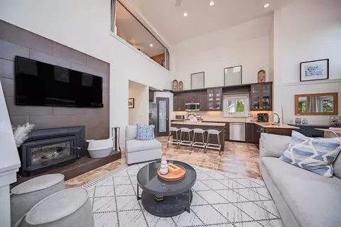 Living - 5065 Pine Dr, Jackson, MI 49201 photo 4 of 4