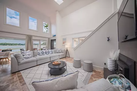 Living - 5065 Pine Dr, Jackson, MI 49201 photo 2 of 4