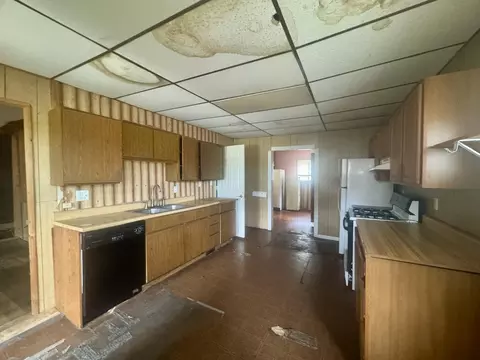 Kitchen - 515 E North St, Jackson, MI 49202 photo 1 of 1