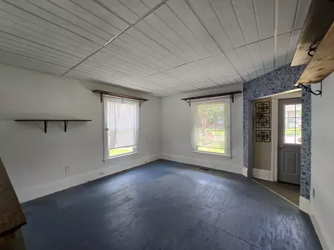 Living - 502 S Elm Ave, Jackson, MI 49203 photo 3 of 7