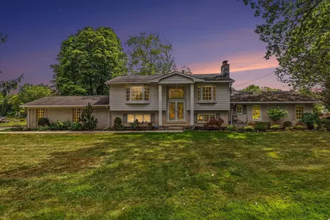 7436 Oak Bay Dr, White Lake, MI 48383