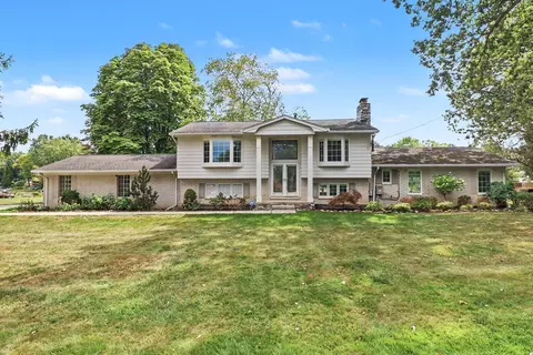 7436 Oak Bay Dr, White Lake, MI 48383