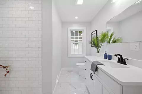 Bath - 511 Oak St, Niles, MI 49120 photo 2 of 3