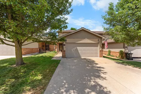 908 Moore Dr, Chelsea, MI 48118