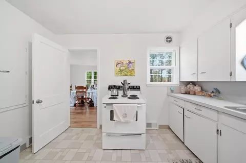 Kitchen - 4023 Horton Rd, Jackson, MI 49201 photo 2 of 3
