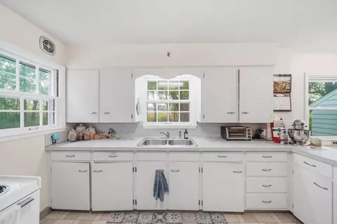 Kitchen - 4023 Horton Rd, Jackson, MI 49201 photo 3 of 3
