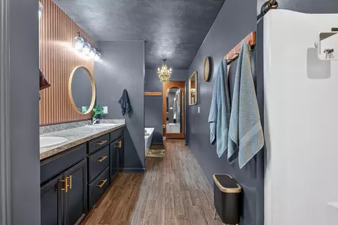 Bath - 5168 Stone River Rd, Jackson, MI 49201 photo 3 of 11