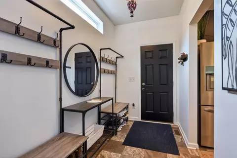 Entry Way - 5168 Stone River Rd, Jackson, MI 49201 photo 4 of 10