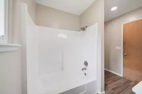 Bath - 2814 Harben St, Jackson, MI 49203 photo 2 of 4
