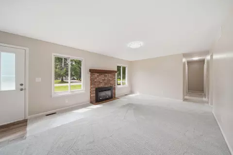 Living - 2814 Harben St, Jackson, MI 49203 photo 2 of 4