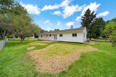 Exterior - 2814 Harben St, Jackson, MI 49203 photo 6 of 10