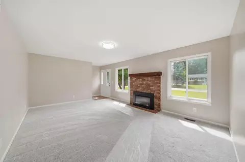 Living - 2814 Harben St, Jackson, MI 49203 photo 4 of 4