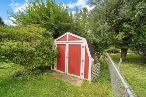 Exterior - 2814 Harben St, Jackson, MI 49203 photo 9 of 10