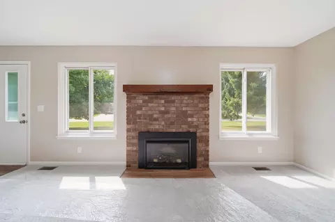 Living - 2814 Harben St, Jackson, MI 49203 photo 3 of 4