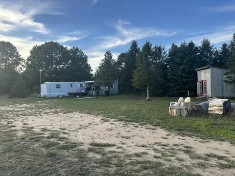 1075 E Madison Rd, Hart, MI 49420