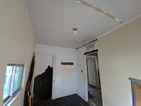 Entry Way - 1915 River St, Jackson, MI 49202 photo 5 of 10