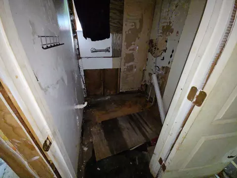 Bath - 1915 River St, Jackson, MI 49202 photo 1 of 4