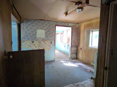 Entry Way - 1915 River St, Jackson, MI 49202 photo 4 of 10