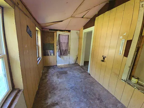 Entry Way - 1915 River St, Jackson, MI 49202 photo 1 of 10