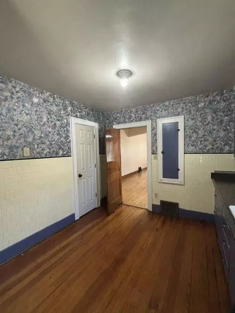 Entry Way - 635 E Main St, Benton Harbor, MI 49022 photo 2 of 3