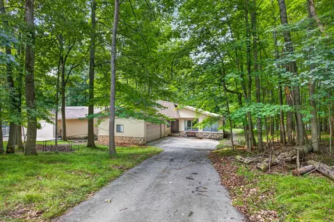 9855 Golf Port Dr N, Stanwood, MI 49346