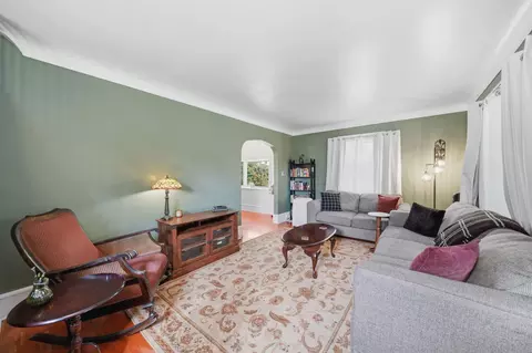 Living - 626 Orange St, Jackson, MI 49202 photo 1 of 3