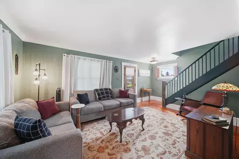 Living - 626 Orange St, Jackson, MI 49202 photo 2 of 3
