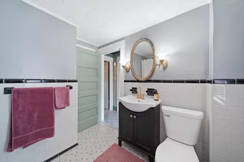 Bath - 626 Orange St, Jackson, MI 49202 photo 2 of 2
