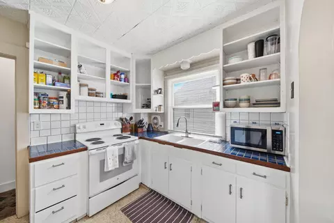 Kitchen - 626 Orange St, Jackson, MI 49202 photo 2 of 4