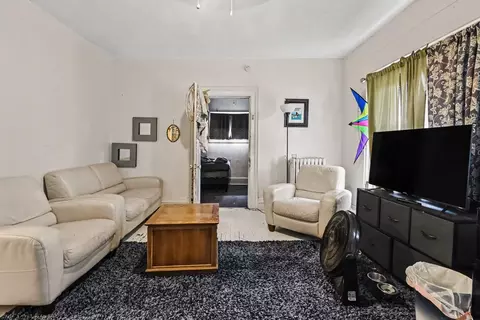 Living - 939 Maple Ave, Jackson, MI 49203 photo 5 of 5