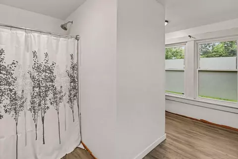 Bath - 939 Maple Ave, Jackson, MI 49203 photo 2 of 5