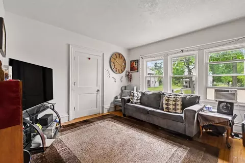Living - 939 Maple Ave, Jackson, MI 49203 photo 2 of 5