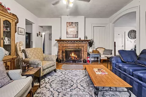 Living - 939 Maple Ave, Jackson, MI 49203 photo 3 of 5