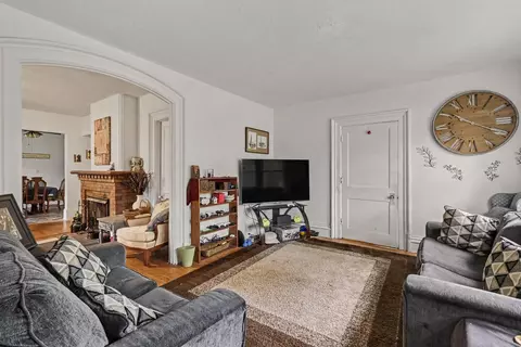 Living - 939 Maple Ave, Jackson, MI 49203 photo 1 of 5