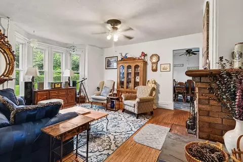 Living - 939 Maple Ave, Jackson, MI 49203 photo 4 of 5
