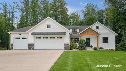 5392 Eaglepass Dr, Hudsonville, MI 49426