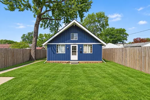 21929 Rosedale St, Saint Clair Shores, MI 48080
